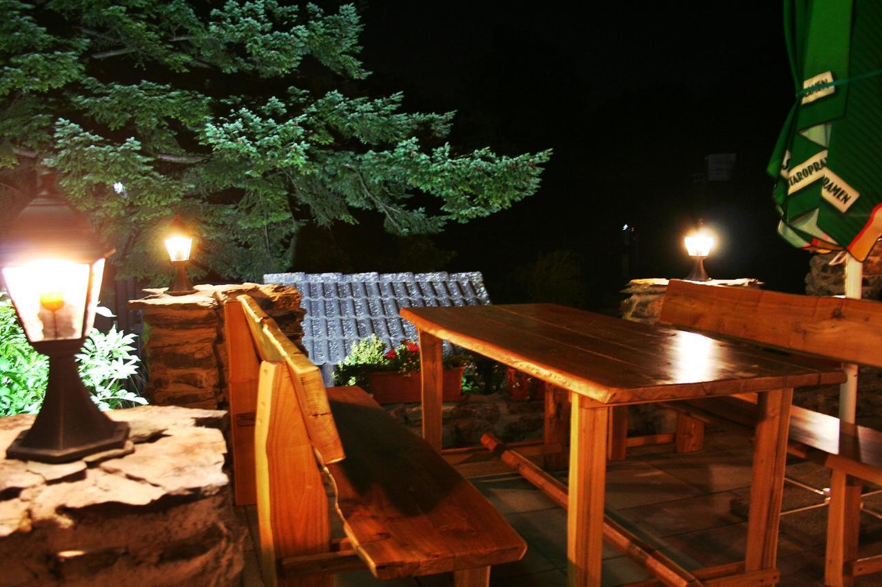 Pod Hradom Restaurant & Pension Topoľčany Exterior foto